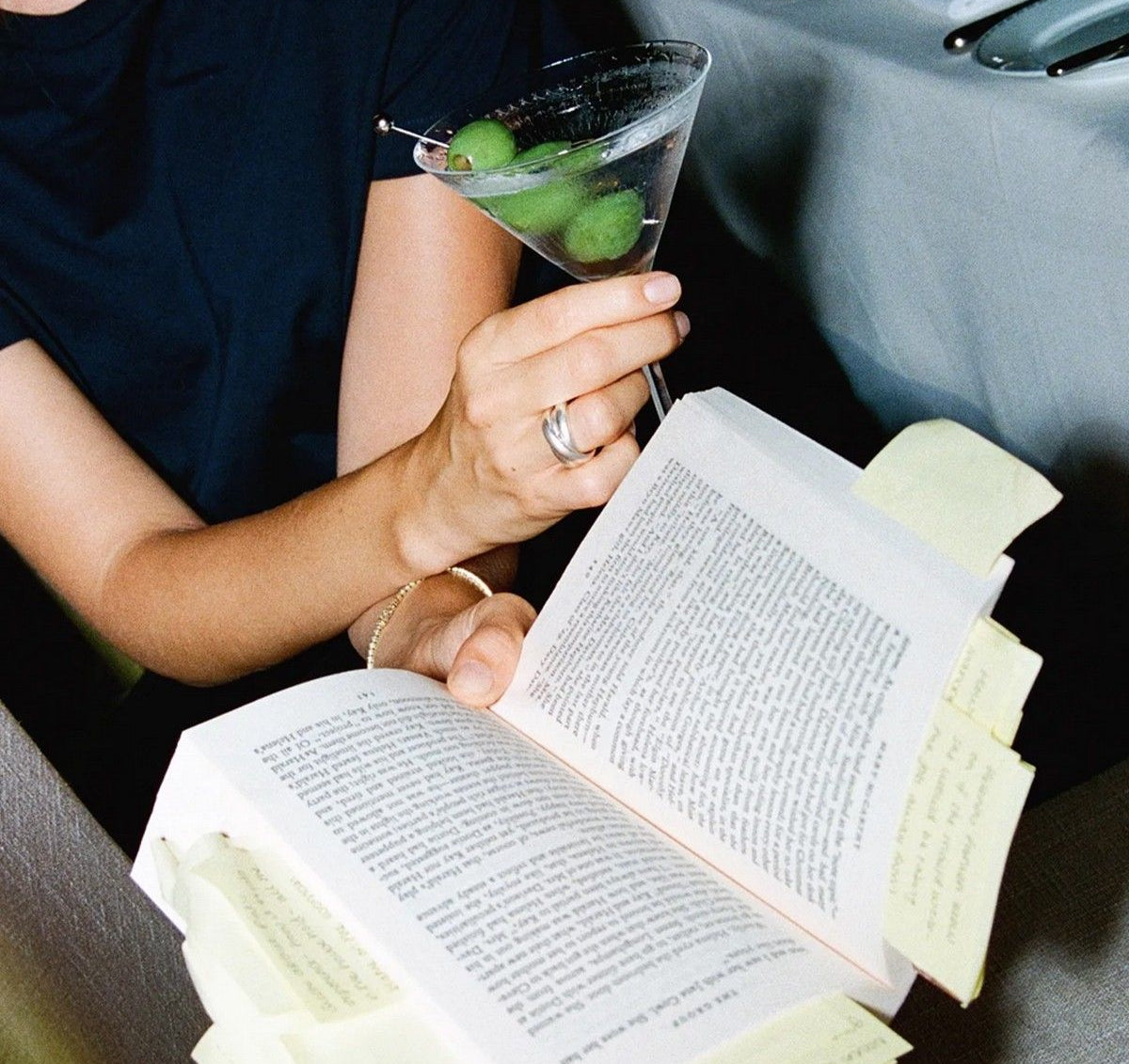 Écriture au stylo plume, verre de cocktail Le Philtre — l'esprit littéraire